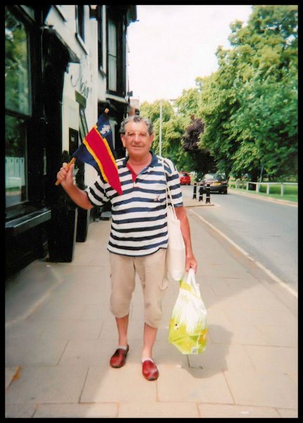 york1.jpg - Magic Martin and his flag